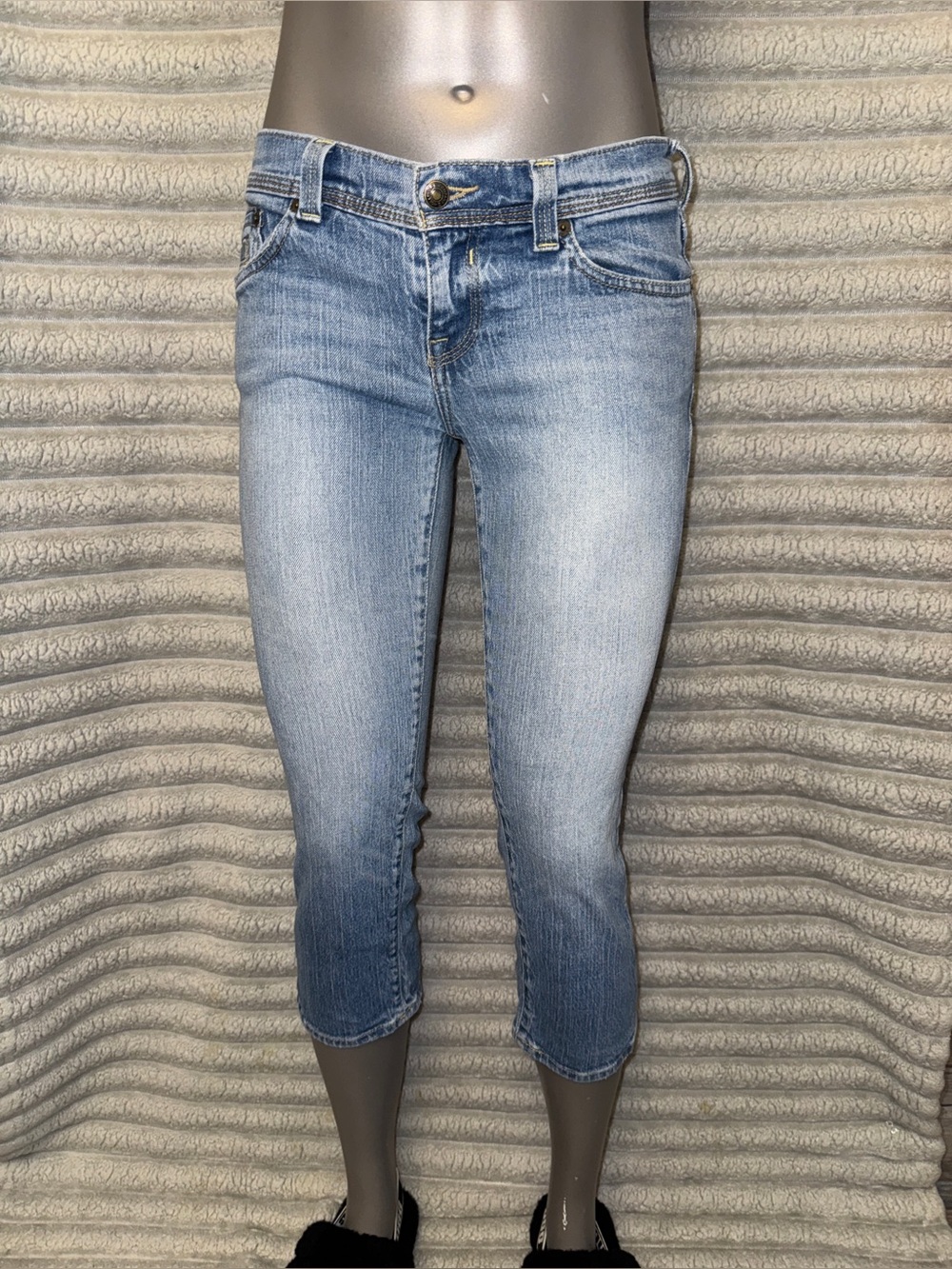 Light Wash Women's Crop Jeans - Comfortable Stretch Denim